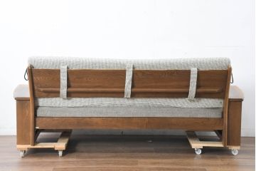 中古　希少な廃番品!!　ナラ材の浮造り仕上げ!イバタインテリアのマガジンラックが付いた3人掛けソファ(三人掛け、アームソファ)(定価約27万円)(R-084295)
