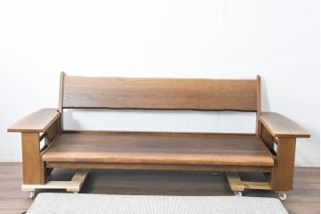 中古　希少な廃番品!!　ナラ材の浮造り仕上げ!イバタインテリアのマガジンラックが付いた3人掛けソファ(三人掛け、アームソファ)(定価約27万円)(R-084295)