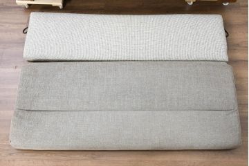中古　希少な廃番品!!　ナラ材の浮造り仕上げ!イバタインテリアのマガジンラックが付いた3人掛けソファ(三人掛け、アームソファ)(定価約27万円)(R-084295)