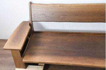 中古　希少な廃番品!!　ナラ材の浮造り仕上げ!イバタインテリアのマガジンラックが付いた3人掛けソファ(三人掛け、アームソファ)(定価約27万円)(R-084295)