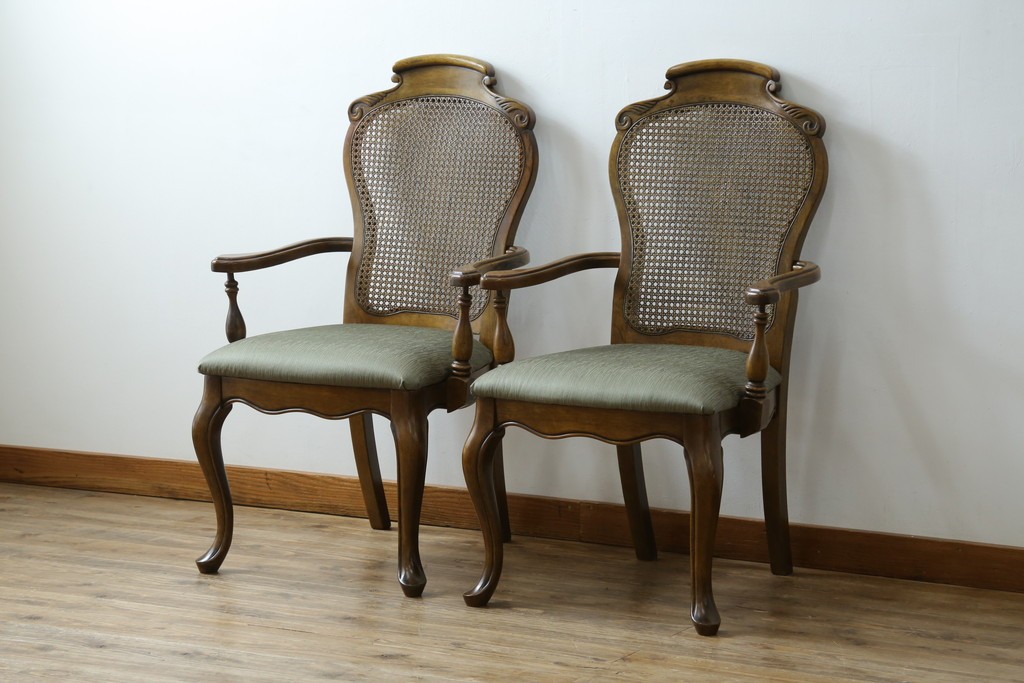 中古　アメリカ　落ち着いた色合いとクラシカルな装飾が調和した高級感あふれるアームチェア2脚セット　(R-084299)