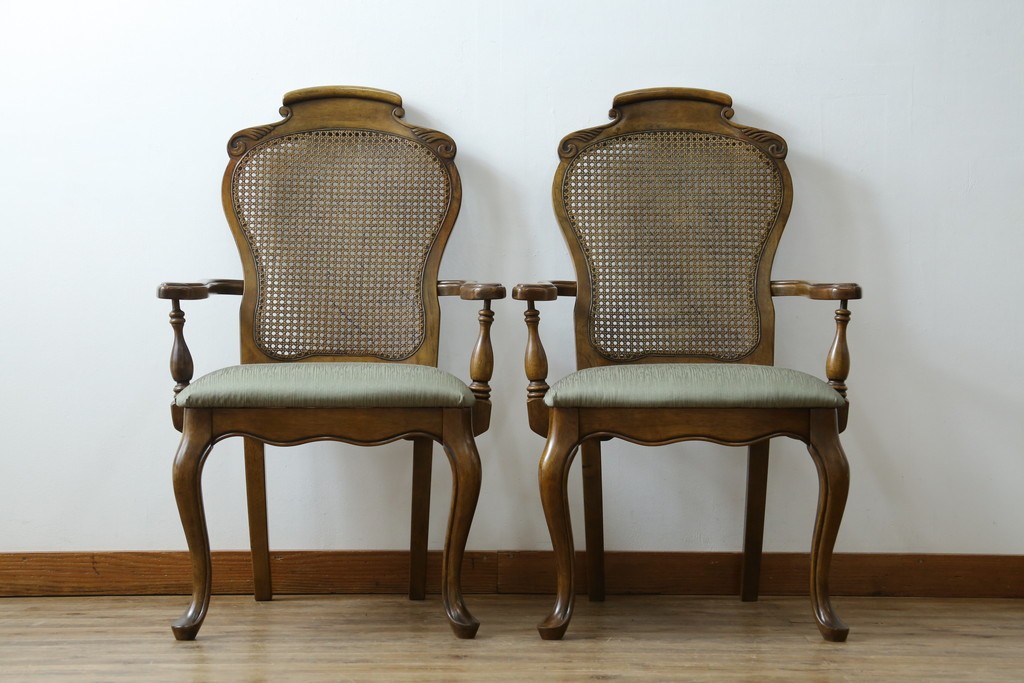 中古　アメリカ　落ち着いた色合いとクラシカルな装飾が調和した高級感あふれるアームチェア2脚セット　(R-084299)