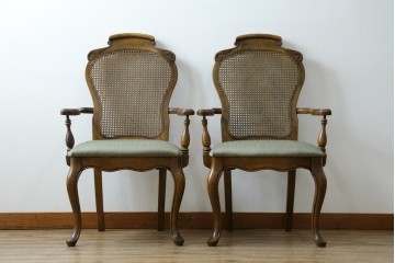 中古　アメリカ　落ち着いた色合いとクラシカルな装飾が調和した高級感あふれるアームチェア2脚セット　(R-084299)