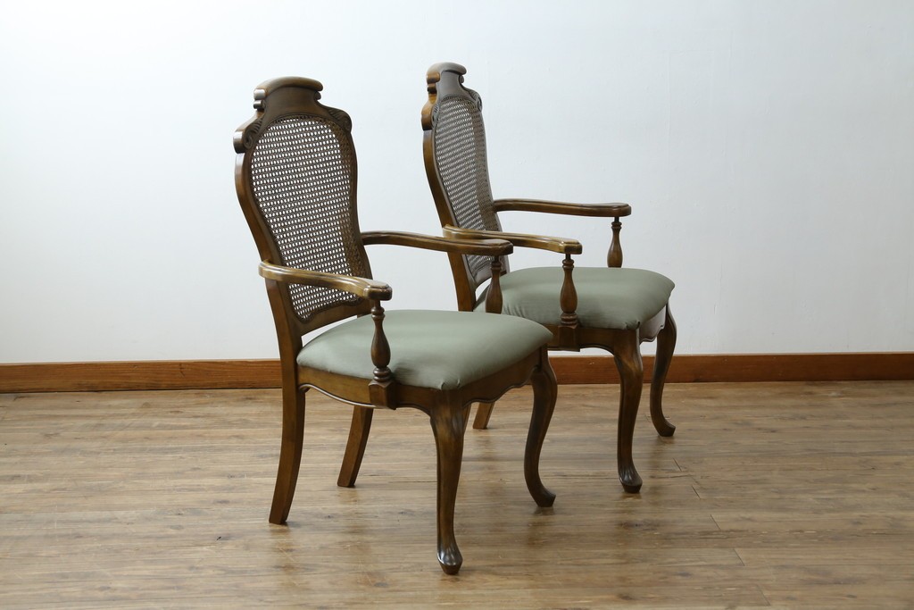 中古　アメリカ　落ち着いた色合いとクラシカルな装飾が調和した高級感あふれるアームチェア2脚セット　(R-084299)