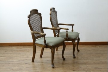 中古　アメリカ　落ち着いた色合いとクラシカルな装飾が調和した高級感あふれるアームチェア2脚セット　(R-084299)