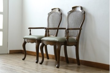 中古　アメリカ　落ち着いた色合いとクラシカルな装飾が調和した高級感あふれるアームチェア2脚セット　(R-084299)