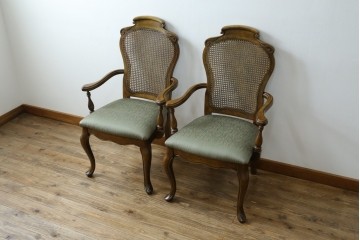 中古　アメリカ　落ち着いた色合いとクラシカルな装飾が調和した高級感あふれるアームチェア2脚セット　(R-084299)