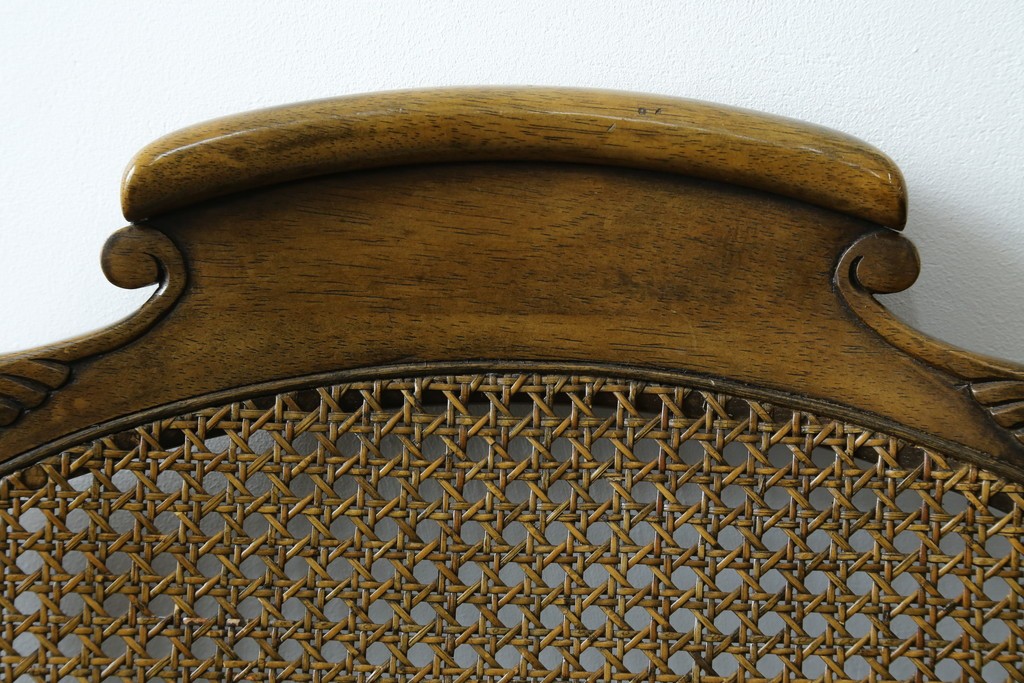 中古　アメリカ　落ち着いた色合いとクラシカルな装飾が調和した高級感あふれるアームチェア2脚セット　(R-084299)