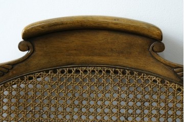 中古　アメリカ　落ち着いた色合いとクラシカルな装飾が調和した高級感あふれるアームチェア2脚セット　(R-084299)