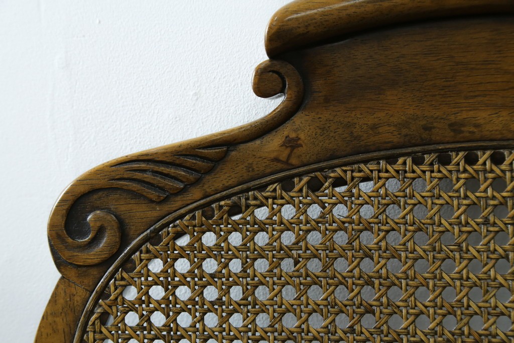 中古　アメリカ　落ち着いた色合いとクラシカルな装飾が調和した高級感あふれるアームチェア2脚セット　(R-084299)