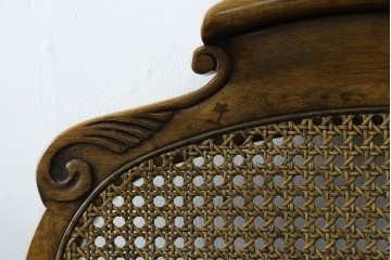 中古　アメリカ　落ち着いた色合いとクラシカルな装飾が調和した高級感あふれるアームチェア2脚セット　(R-084299)