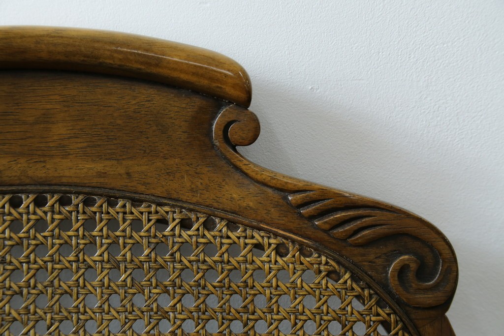 中古　アメリカ　落ち着いた色合いとクラシカルな装飾が調和した高級感あふれるアームチェア2脚セット　(R-084299)