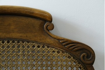 中古　アメリカ　落ち着いた色合いとクラシカルな装飾が調和した高級感あふれるアームチェア2脚セット　(R-084299)