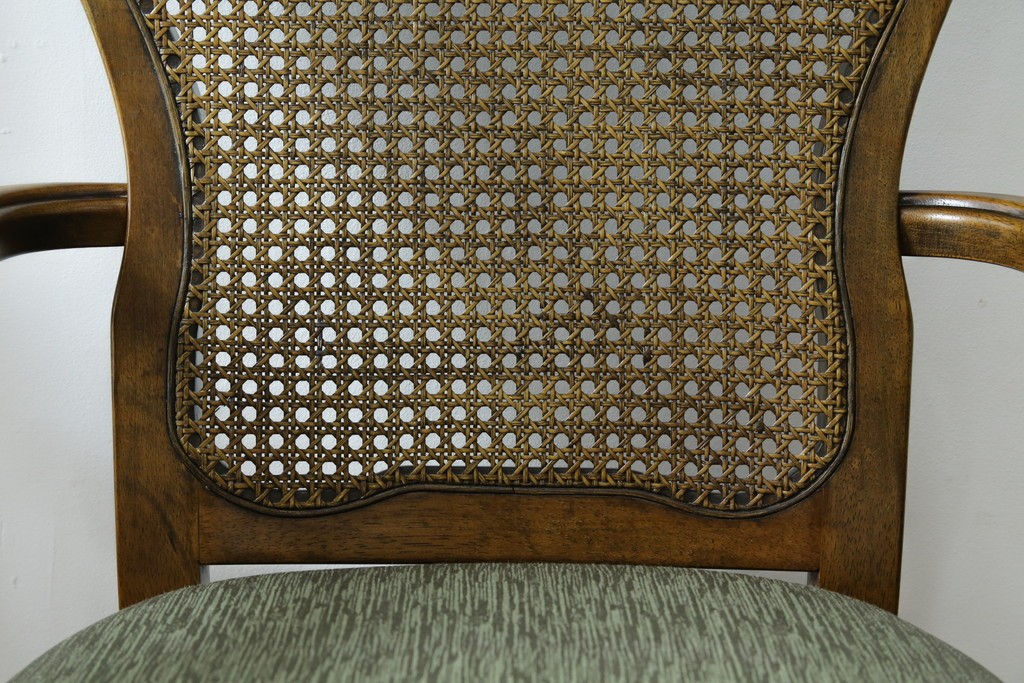 中古　アメリカ　落ち着いた色合いとクラシカルな装飾が調和した高級感あふれるアームチェア2脚セット　(R-084299)