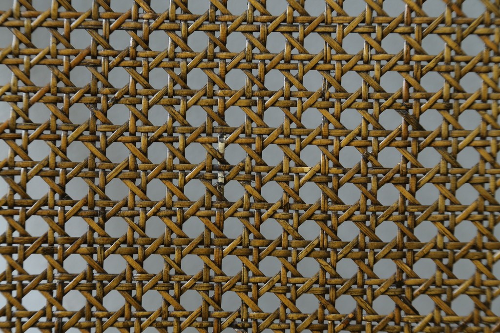 中古　アメリカ　落ち着いた色合いとクラシカルな装飾が調和した高級感あふれるアームチェア2脚セット　(R-084299)