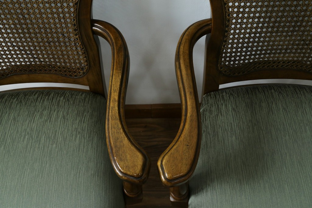 中古　アメリカ　落ち着いた色合いとクラシカルな装飾が調和した高級感あふれるアームチェア2脚セット　(R-084299)
