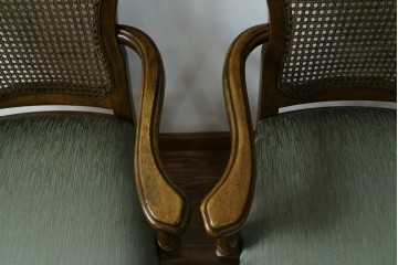 中古　アメリカ　落ち着いた色合いとクラシカルな装飾が調和した高級感あふれるアームチェア2脚セット　(R-084299)
