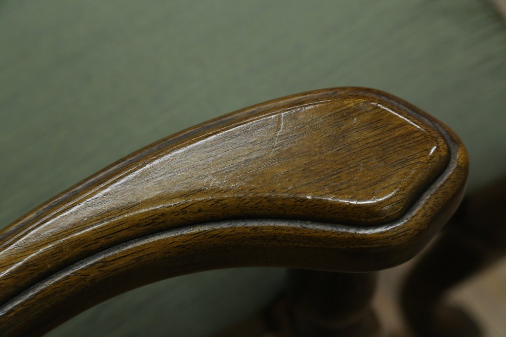 中古　アメリカ　落ち着いた色合いとクラシカルな装飾が調和した高級感あふれるアームチェア2脚セット　(R-084299)