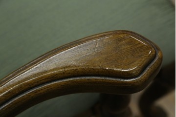 中古　アメリカ　落ち着いた色合いとクラシカルな装飾が調和した高級感あふれるアームチェア2脚セット　(R-084299)