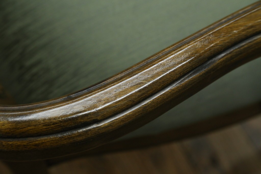 中古　アメリカ　落ち着いた色合いとクラシカルな装飾が調和した高級感あふれるアームチェア2脚セット　(R-084299)