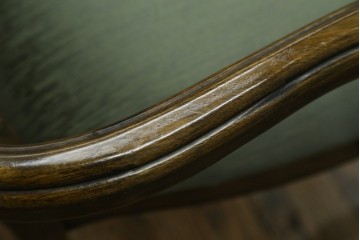 中古　アメリカ　落ち着いた色合いとクラシカルな装飾が調和した高級感あふれるアームチェア2脚セット　(R-084299)