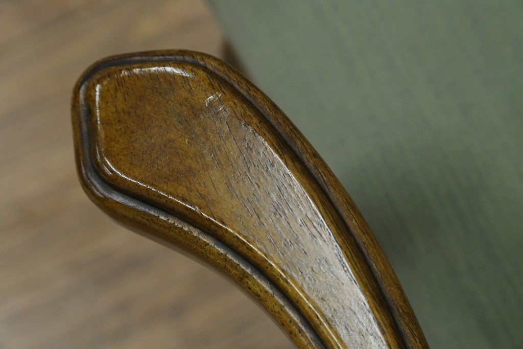 中古　アメリカ　落ち着いた色合いとクラシカルな装飾が調和した高級感あふれるアームチェア2脚セット　(R-084299)