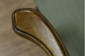 中古　アメリカ　落ち着いた色合いとクラシカルな装飾が調和した高級感あふれるアームチェア2脚セット　(R-084299)