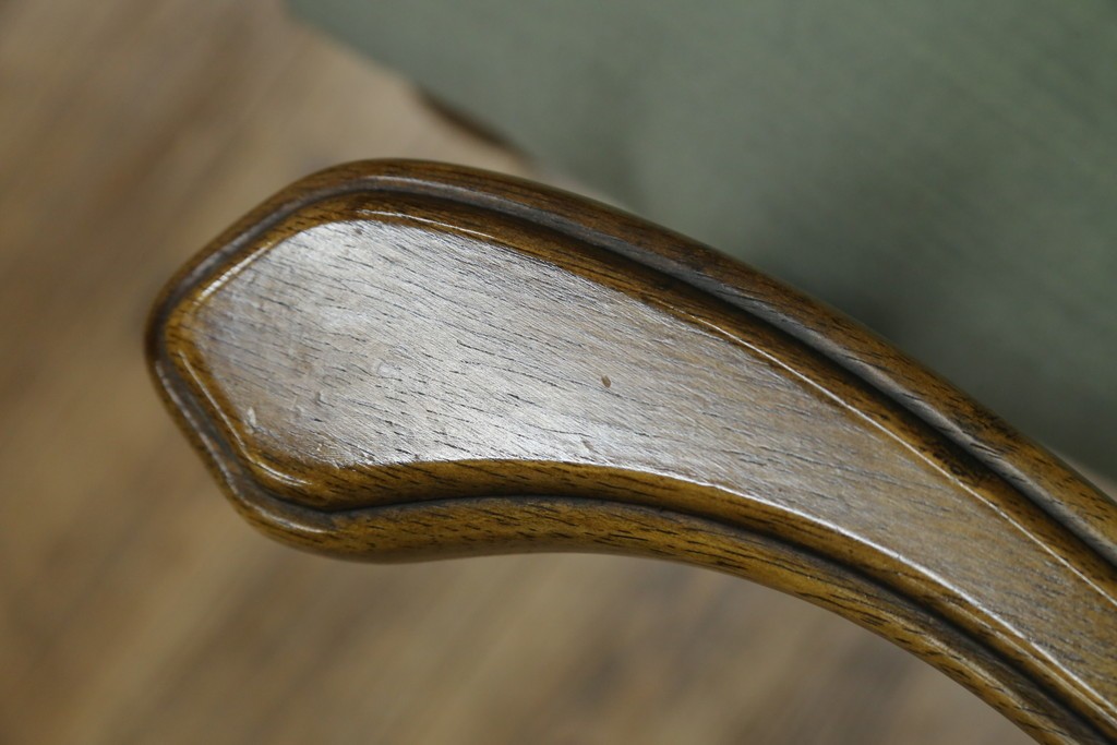 中古　アメリカ　落ち着いた色合いとクラシカルな装飾が調和した高級感あふれるアームチェア2脚セット　(R-084299)