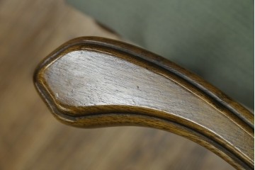 中古　アメリカ　落ち着いた色合いとクラシカルな装飾が調和した高級感あふれるアームチェア2脚セット　(R-084299)