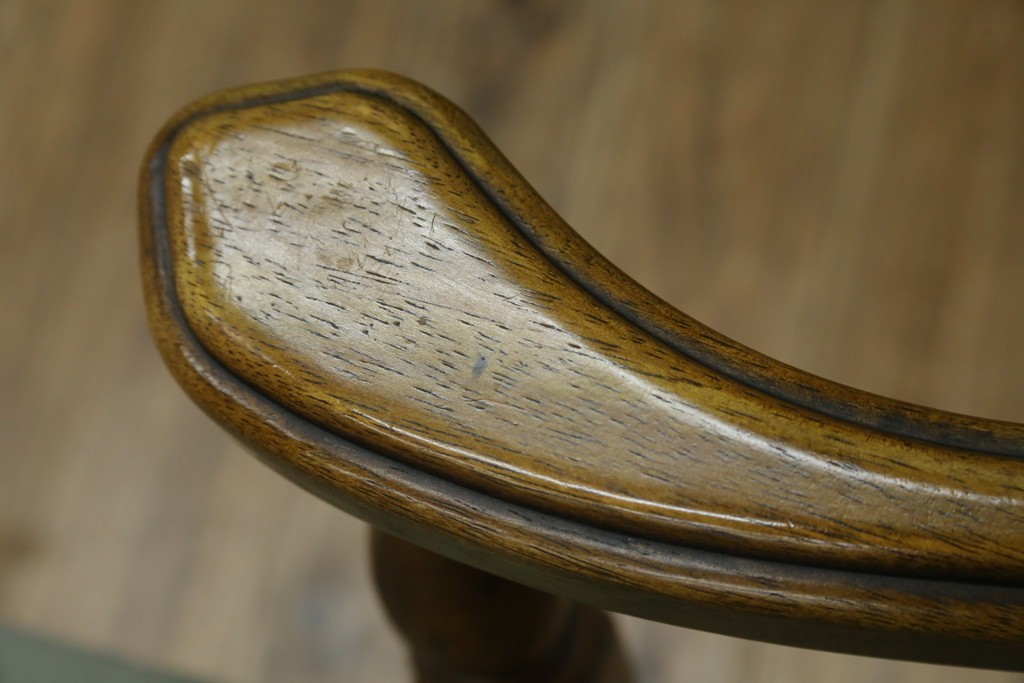 中古　アメリカ　落ち着いた色合いとクラシカルな装飾が調和した高級感あふれるアームチェア2脚セット　(R-084299)