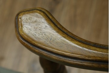 中古　アメリカ　落ち着いた色合いとクラシカルな装飾が調和した高級感あふれるアームチェア2脚セット　(R-084299)