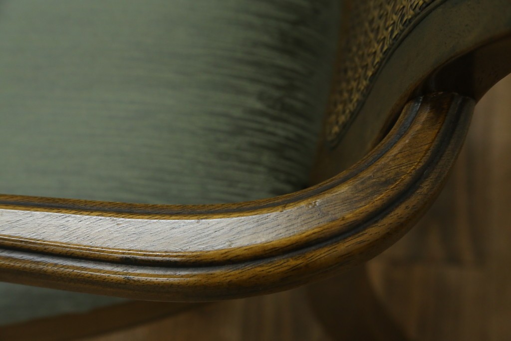 中古　アメリカ　落ち着いた色合いとクラシカルな装飾が調和した高級感あふれるアームチェア2脚セット　(R-084299)