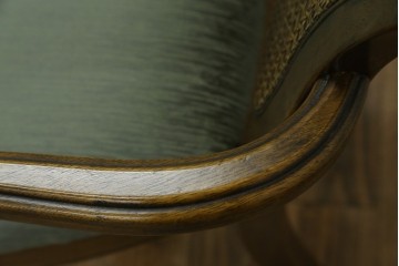 中古　アメリカ　落ち着いた色合いとクラシカルな装飾が調和した高級感あふれるアームチェア2脚セット　(R-084299)