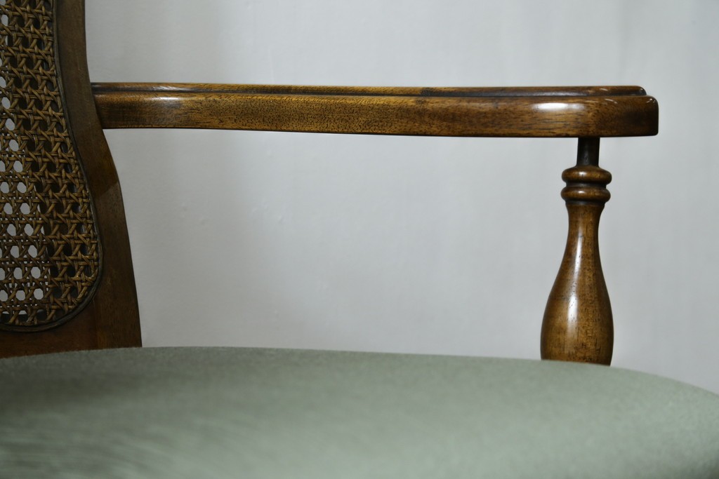 中古　アメリカ　落ち着いた色合いとクラシカルな装飾が調和した高級感あふれるアームチェア2脚セット　(R-084299)