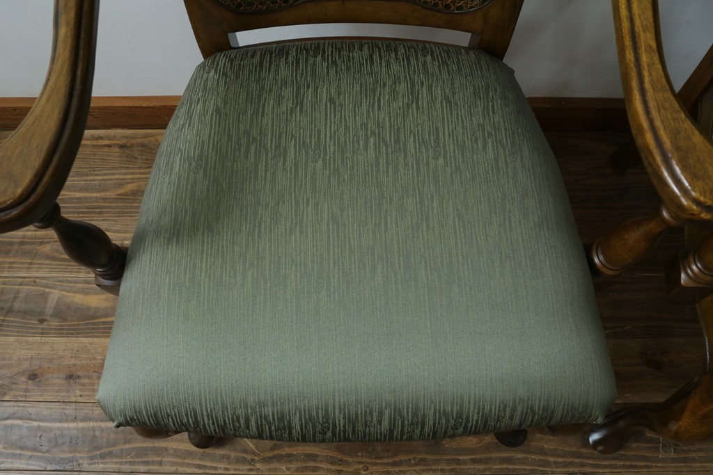 中古　アメリカ　落ち着いた色合いとクラシカルな装飾が調和した高級感あふれるアームチェア2脚セット　(R-084299)