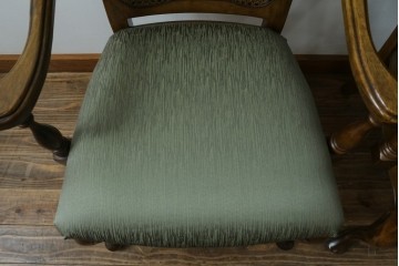 中古　アメリカ　落ち着いた色合いとクラシカルな装飾が調和した高級感あふれるアームチェア2脚セット　(R-084299)