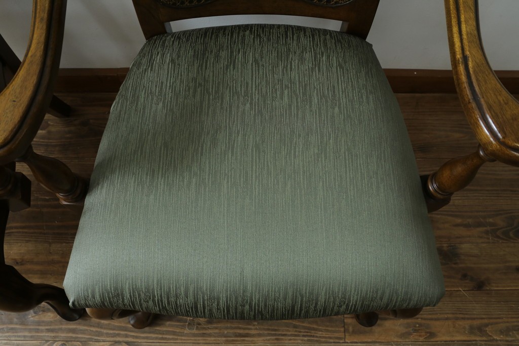 中古　アメリカ　落ち着いた色合いとクラシカルな装飾が調和した高級感あふれるアームチェア2脚セット　(R-084299)