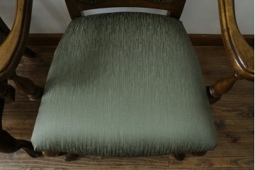 中古　アメリカ　落ち着いた色合いとクラシカルな装飾が調和した高級感あふれるアームチェア2脚セット　(R-084299)