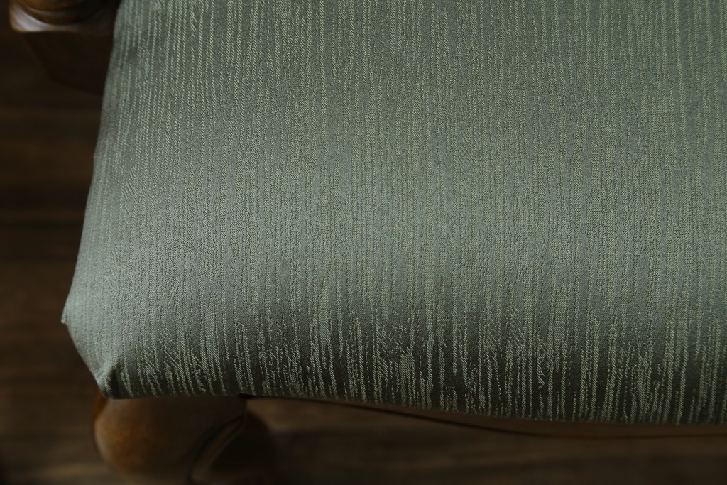 中古　アメリカ　落ち着いた色合いとクラシカルな装飾が調和した高級感あふれるアームチェア2脚セット　(R-084299)