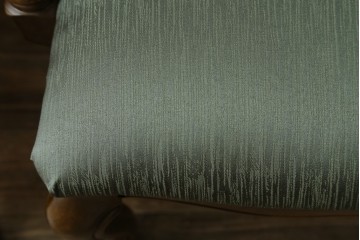 中古　アメリカ　落ち着いた色合いとクラシカルな装飾が調和した高級感あふれるアームチェア2脚セット　(R-084299)