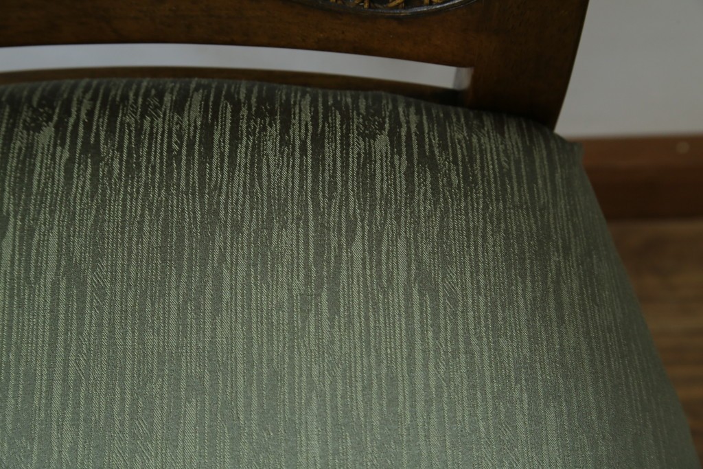 中古　アメリカ　落ち着いた色合いとクラシカルな装飾が調和した高級感あふれるアームチェア2脚セット　(R-084299)