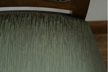 中古　アメリカ　落ち着いた色合いとクラシカルな装飾が調和した高級感あふれるアームチェア2脚セット　(R-084299)