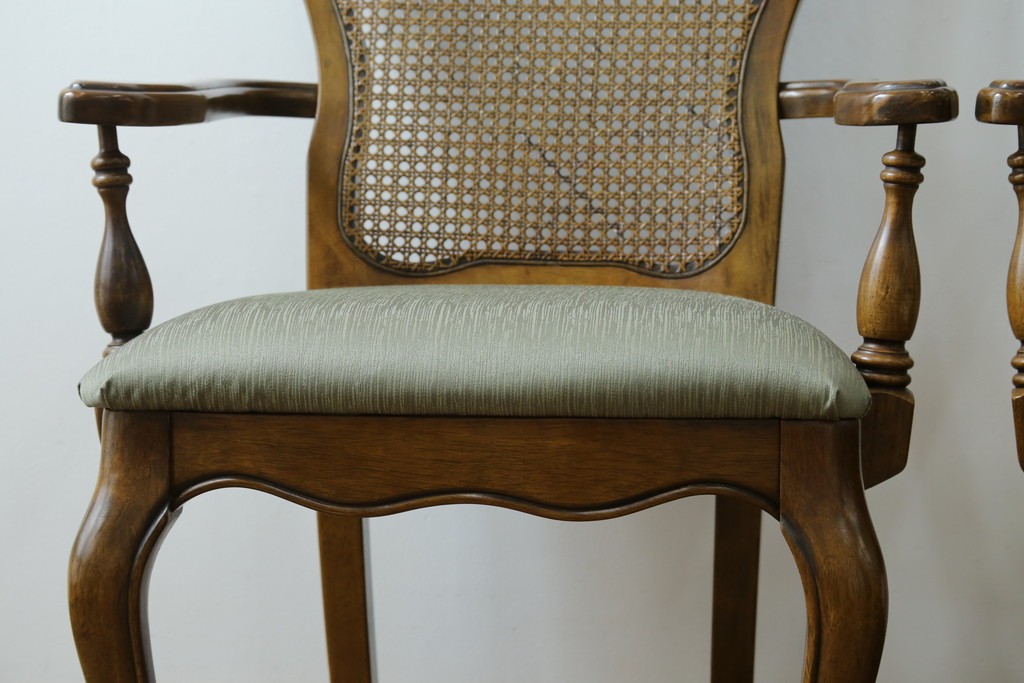 中古　アメリカ　落ち着いた色合いとクラシカルな装飾が調和した高級感あふれるアームチェア2脚セット　(R-084299)