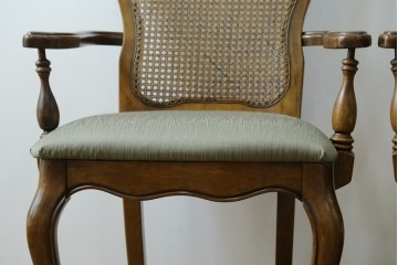 中古　アメリカ　落ち着いた色合いとクラシカルな装飾が調和した高級感あふれるアームチェア2脚セット　(R-084299)