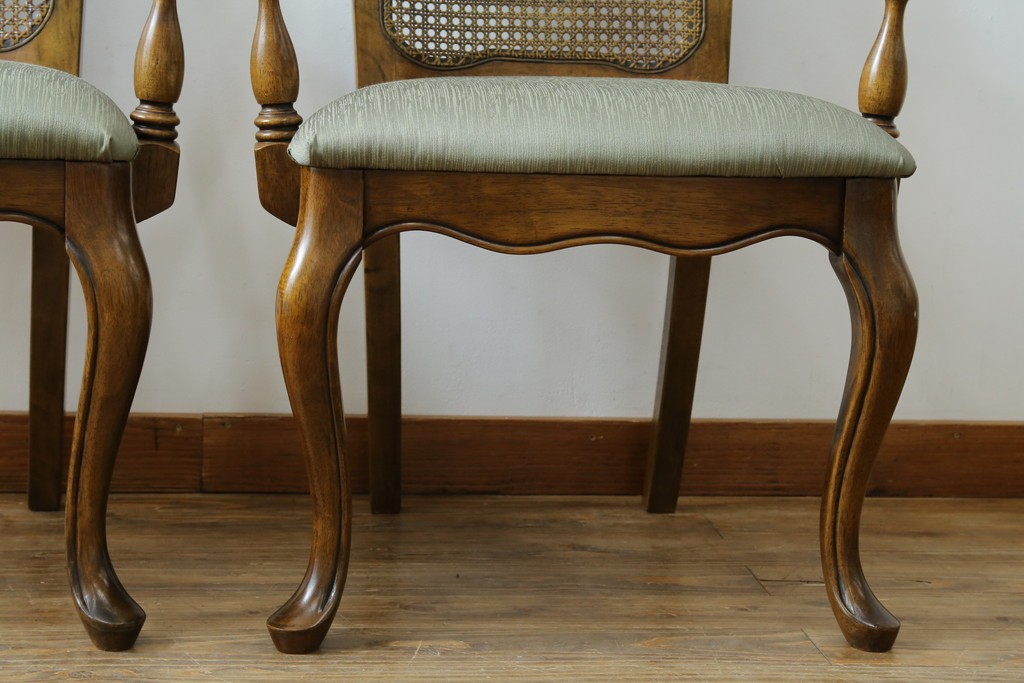 中古　アメリカ　落ち着いた色合いとクラシカルな装飾が調和した高級感あふれるアームチェア2脚セット　(R-084299)