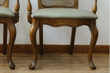 中古　アメリカ　落ち着いた色合いとクラシカルな装飾が調和した高級感あふれるアームチェア2脚セット　(R-084299)