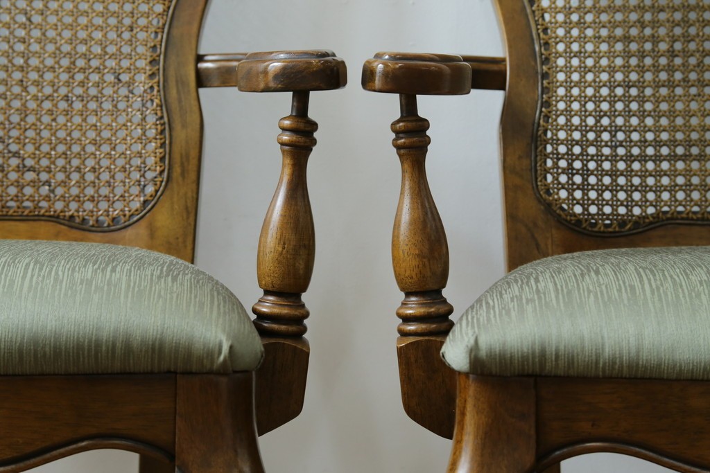 中古　アメリカ　落ち着いた色合いとクラシカルな装飾が調和した高級感あふれるアームチェア2脚セット　(R-084299)