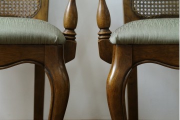 中古　アメリカ　落ち着いた色合いとクラシカルな装飾が調和した高級感あふれるアームチェア2脚セット　(R-084299)