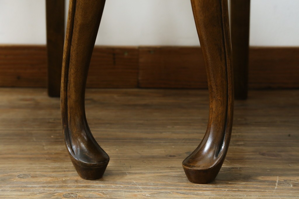 中古　アメリカ　落ち着いた色合いとクラシカルな装飾が調和した高級感あふれるアームチェア2脚セット　(R-084299)