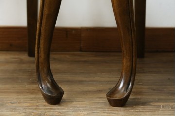 中古　アメリカ　落ち着いた色合いとクラシカルな装飾が調和した高級感あふれるアームチェア2脚セット　(R-084299)